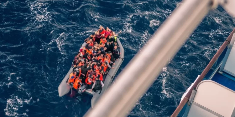 Rojet bregdetare gjejnë trupat e 14 emigrantëve