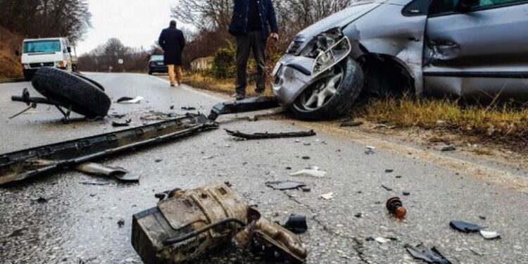 Aksident i rëndë, makina përplas shitësin anës rrugës