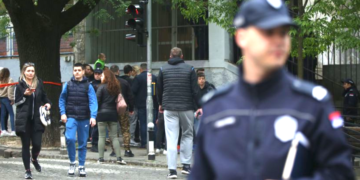 Shkonte me të në poligon qitjeje, arrestohet babai i 14-vjeçarit që terrorizoi Beogradin