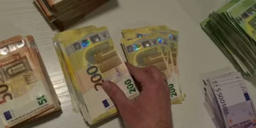 Pastrueses i kalojnë gabimisht rrogën prej 225 mijë euro, merr paratë dhe zhduket
