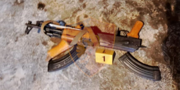 Mbante armë zjarri pa leje në banesë, procedohet penalisht 15-vjeçari në Dibër