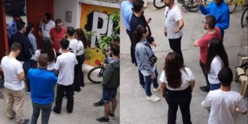 Protestuan para kuvendit kundër rritjes së pagave të deputetëve, policia tenton të arrestojë aktivistë të Lëvizjes “Bashkë”