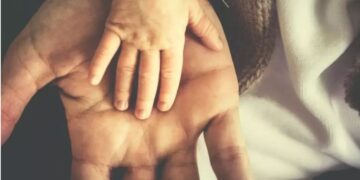 Të bëhesh prind në moshë të madhe, mjekja: Burrat mbi 50 vjeç rrezikojnë sëmundje gjenetike të fëmija