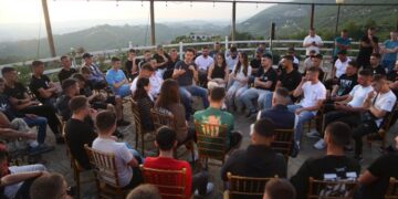 Takimi me të rinjtë në Tiranë, Lulzim Basha: Me sulme banale merren me bluzat e mia, por bashkë do luftojmë për listat e hapura