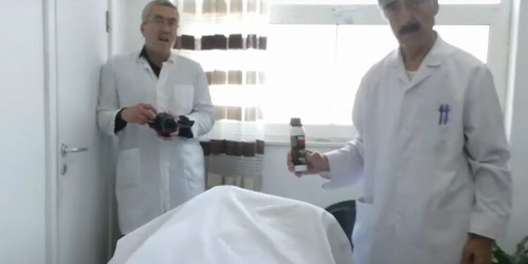 Një i vdekur brenda kampit në Manëz, doktori i MEK: U bllokua nga gazi lotësjellës, turp për policinë shqiptare