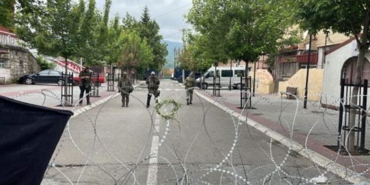 Ulen tensionet në veri të Kosovës, KFOR heq një pjesë të telave me gjemba në Zveçan