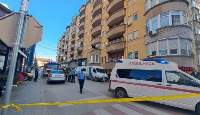 Tmerr në Kosovë, gruaja tenton të hedhë nga ballkoni djalin e saj 6-vjeçar
