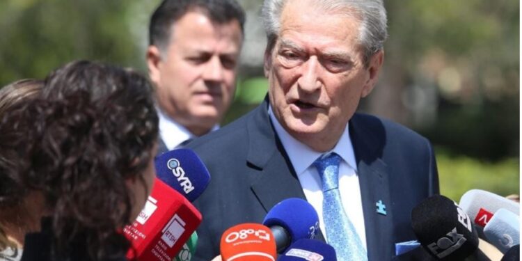 Tensionet në veri të Kosovës, Berisha: Situatë dramatike, Rama ndihmës i Vuçiç