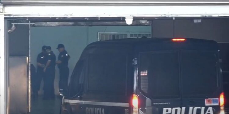 I shoqëruar nga forca të shumta policie, Vangjush Dako mbërrin në GJKKO