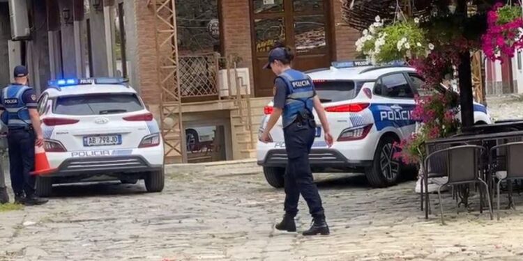 “Më more klientelën”, sherr mes pronarëve të bizneseve në Elbasan, një i plagosur