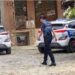 “Më more klientelën”, sherr mes pronarëve të bizneseve në Elbasan, një i plagosur