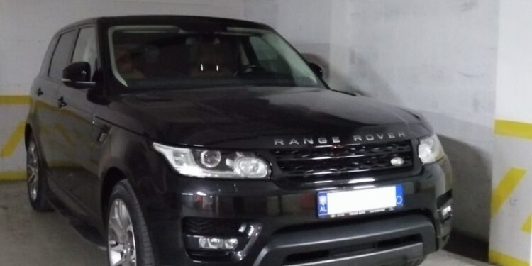 La “Range Rover-in” ndezur dhe iku në market, “skifteri” në Vlorë e merr dhe arratiset