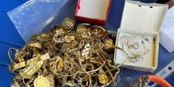 U kap me kokainë, bizhuteri dhe gati 2 mijë euro, arrestohet shoferi i furgonit në Portin e Durrësit