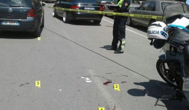 “Tapë” në timon, shoferi i Benz-it përplas dy makinat e bankës në qendër të Beratit