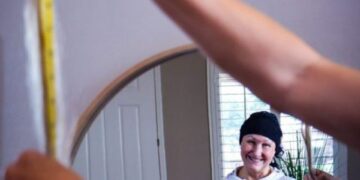 Emocionon veprimi i djali ndaj nënës së tij të sëmurë me tumor (FOTO)