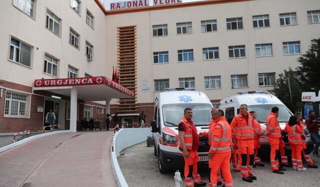35-vjeçari u bllokua në ambulancë, familjarët “vënë kujën” para spitalit të Vlorës, plas sherri me bluzat e bardha dhe policinë