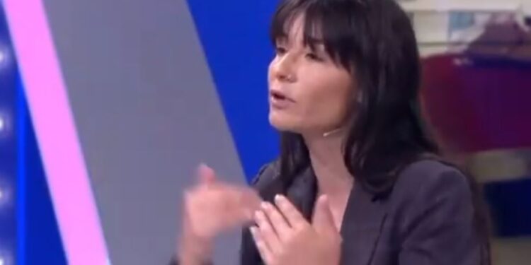 Zhaklin Lekatari zihet live me moderatorin, largohet nga studio