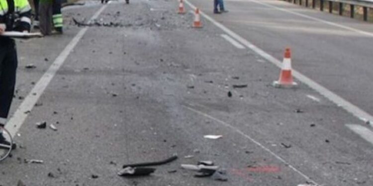 “Makina” hyn kundravajtje dhe aksidentohet në autostradën Fier-Lushnjë