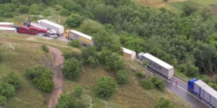 Shtrëngimi i masave në kufi, dhjetëra kamionë në radhë për të kaluar në Kosovë (VIDEO)