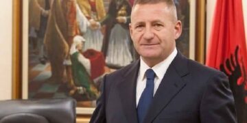 Nard Ndoka rrëfen gjestin romantik, opinionisti e zë ngushtë: E ke bërë vërtet, apo e the për t’u dukur