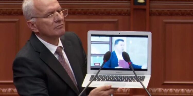 Deputeti i PD denoncon zaptimin e pronave të ushtrisë