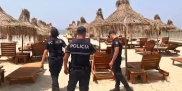Policia zbraz plazhin nga shezlongët dhe çadrat në Durrës