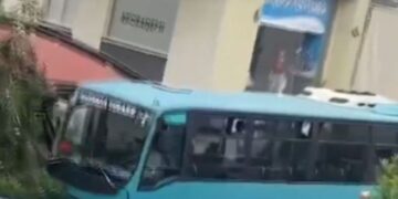 Aksidentohet një tjetër urban në Tiranë, përfundon në hyrjen e lokalit