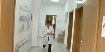 Mbi 50 qytetarë nga Bulqiza përfundojnë në spital, dyshohet se janë helmuar