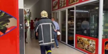 Zjarr pranë SPAK, merr flakë pallati