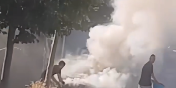 Digjet makina në mes të rrugës në Durrës, të rinjtë tentojnë ta fikin me kova me ujë