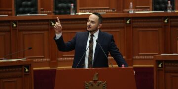 “Ndante si plaçkë tokat në bregdet e shpërblente me ofiqe grupet kriminale”, Salianji e zbulon: Arrestimi i Dakos u kërkua që të premten! Iu la kohë