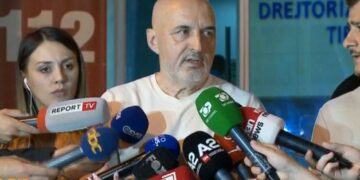 “SPAK nën trysnin e ndërkombëtarëve”, flet avokati i Vangjush Dakos: U la në burg për 2 akuza, por janë masa të nxituara