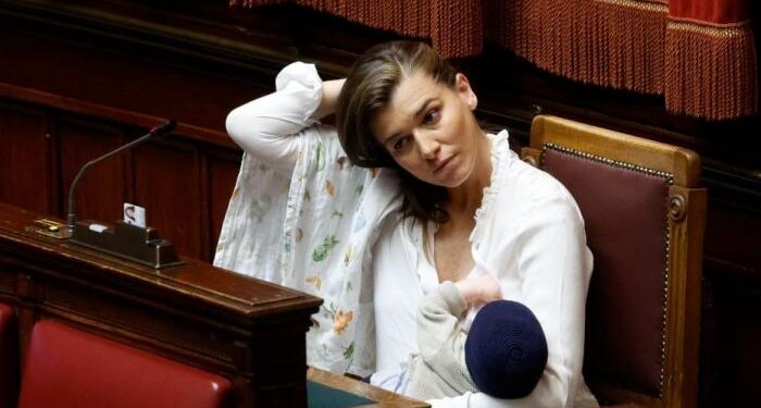 Për herë të pare në, deputetja ushqen me gji djalit brenda sallës së parlamentit (FOTO)