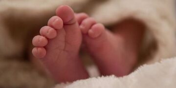 U ngatërrua në rripat e çantës, ndërron jetë vajza 14 muajshe