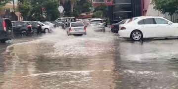 Moti i keq ‘bën namin’ në Vlorë, reshjet shkaktojnë probleme në disa zona