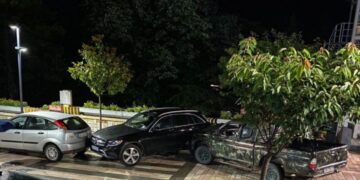 Aksident në qendër të Përmetit, i riu humb kontrollin e mjetit dhe përplaset me 3 makina