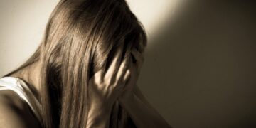 “Do të vras po fole”, përdhunoi, kërcënoi dhe regjistroi aktin ndaj të miturës, arrestohet 50-vjeçari në Greqi