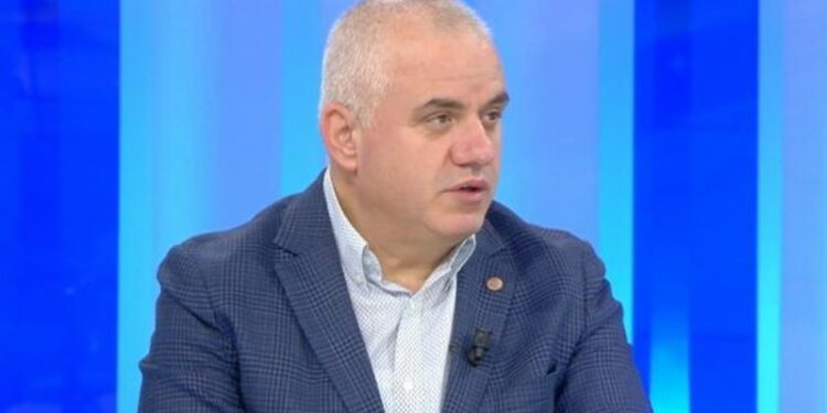 Arrestimi i Gjicit, Artan Hoxha plas ironinë ‘therëse’ me foton e fundit: Qentë e Kukësit në doganën e Morinit në pritje për të kaluar pasi dëgjuan vendimin e Bashkisë