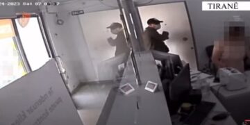 Grabiti pikën e Exchange, publikohet momenti kur autori largohet nga vendngjarja me biçikletë (FOTO)