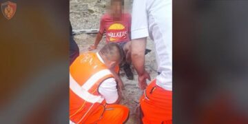 Po ekspononte “Syrin e Ciklopit” dhe bie nga lartësia, policia i vjen në ndihmë turistit çek