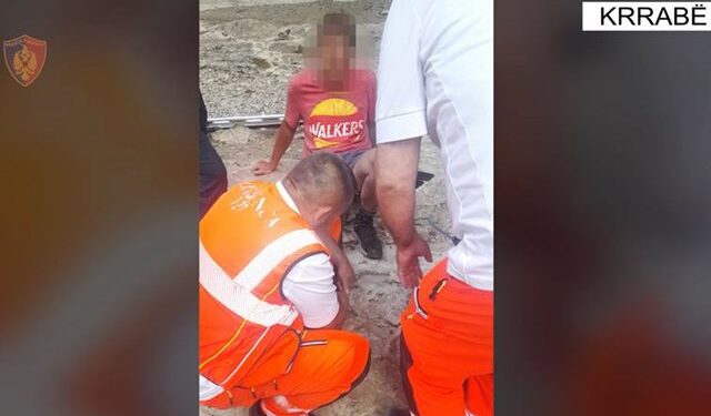 Po ekspononte “Syrin e Ciklopit” dhe bie nga lartësia, policia i vjen në ndihmë turistit çek