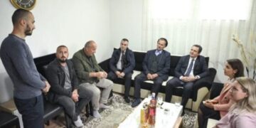 Kurti shkon në shtëpitë e policëve të rrëmbyer: Po përpiqemi të marrim informacione për gjendjen e tyre