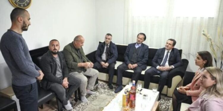 Kurti shkon në shtëpitë e policëve të rrëmbyer: Po përpiqemi të marrim informacione për gjendjen e tyre