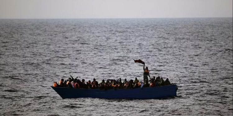 Tjetër TRAGJEDI në det, mbytet varka me 60 emigrantë, mes tyre fëmijë dhe foshnja