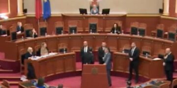 Nikolla nuk i dha fjalën, Asllan Dogjani godet me grusht foltoren: Parlamenti të dalë në një qëndrim për situatën në Kosovë