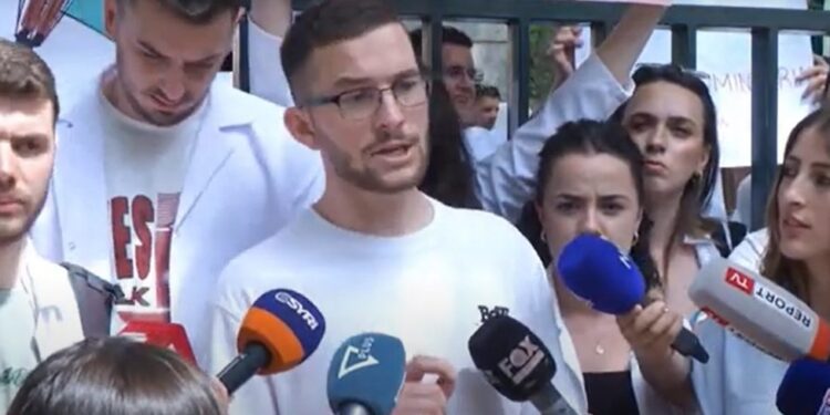 Studentët e mjekësisë sërish në protestë, kërkojnë anulimin e planit për punësimin e detyruar në shtet