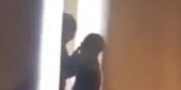 Mësuesi shqiptar puth në buzë nxënësen brenda në klasë (VIDEO)