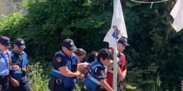 Kundërshtojnë shembjen e banesës, nënë e bijë hipin në tarracën e pallatit në Vlorë, i zbret policia