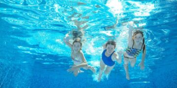 Kosovarja i shpëton jetën një fëmije 4-vjeçar në pishinë