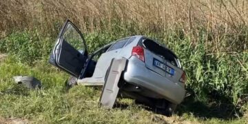 Makina përfundon në kanal në aksin Berat-Dimal, plagosen shoferi dhe pasagjeri